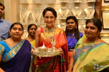 Pragya Jaiswal launches South India Shoping Mall Jewleery Store